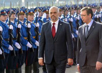 Beograd, 10. novembra 2014 - Premijer Srbije Aleksandar Vucic (D) i premijer Albanije Edi (L) Rama ispred Palate Srbija vrse smotru stroja Garde Vojske Srbije.Albanski premijer Edi Rama doputovao je u zvanicnu posetu Beogradu, sto je prva poseta albanskog drzavnika nakon 68 godina, kada je u poseti tadasnjoj Jugoslaviji bio Enver Hodza. FOTO TANJUG / NEMANJA JOVANOVIC/nr