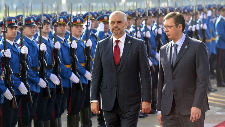 Beograd, 10. novembra 2014 - Premijer Srbije Aleksandar Vucic (D) i premijer Albanije Edi (L) Rama ispred Palate Srbija vrse smotru stroja Garde Vojske Srbije.Albanski premijer Edi Rama doputovao je u zvanicnu posetu Beogradu, sto je prva poseta albanskog drzavnika nakon 68 godina, kada je u poseti tadasnjoj Jugoslaviji bio Enver Hodza. FOTO TANJUG / NEMANJA JOVANOVIC/nr