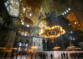 Ajasofja, e quajtur "Mrekullia e tetë e botës" nga historianët, është një nga muzetë më të vizituar në botë në aspektin e historisë së artit dhe arkitekturës, ndërsa mirëpret vizitorët me gjithë lavdinë e saj. Pas restaurimeve të bëra gjatë epokës osmane dhe minareve të shtuara nga Mimar Sinan, Ajasofja u bë një nga monumentet më të rëndësishme të arkitekturës botërore. ( Muhammed Enes Yıldırım - Anadolu Agency )