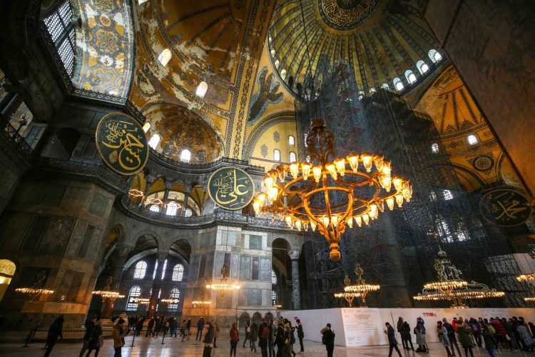 Ajasofja, e quajtur "Mrekullia e tetë e botës" nga historianët, është një nga muzetë më të vizituar në botë në aspektin e historisë së artit dhe arkitekturës, ndërsa mirëpret vizitorët me gjithë lavdinë e saj. Pas restaurimeve të bëra gjatë epokës osmane dhe minareve të shtuara nga Mimar Sinan, Ajasofja u bë një nga monumentet më të rëndësishme të arkitekturës botërore. ( Muhammed Enes Yıldırım - Anadolu Agency )