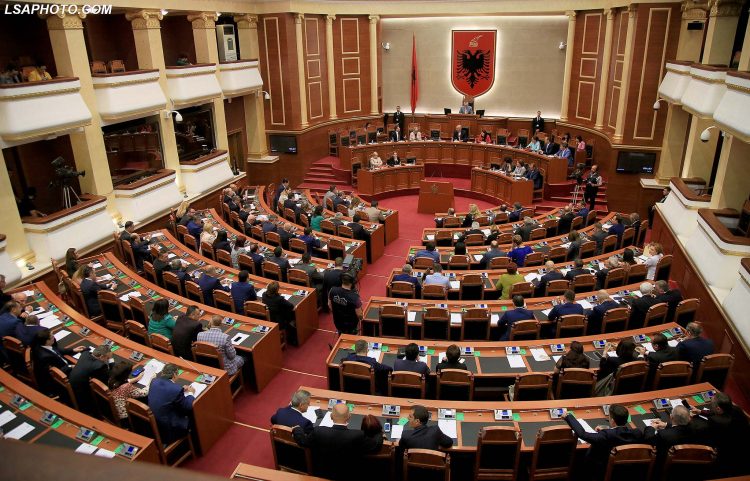 SEANCE E JASHTEZAKONSHME E PARLAMENTIT - /r/n/r/nEXTRAORDINARY PARLIAMENTARY SESSION -