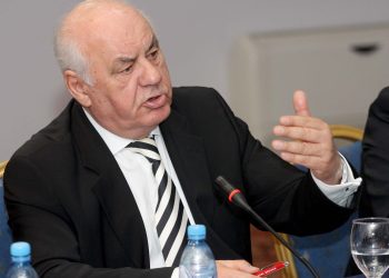 Ish presidenti Alfred Moisiu, duke folur gjate nje tryeze te Forumit Civil 2010, ne Hotel Tirana".