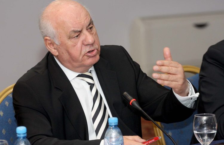 Ish presidenti Alfred Moisiu, duke folur gjate nje tryeze te Forumit Civil 2010, ne Hotel Tirana".