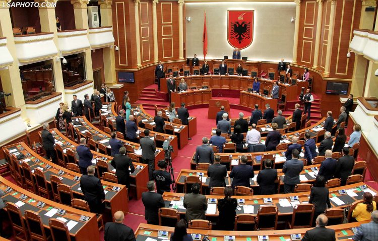 Deputetet, duke mbajtur nje minute heshtje gjate nje seance parlamentare, ku jane diskutuar nismat ligjore te propozuara nga opozita, amendamentet ne ligjin "Per dekriminalizimin" dhe ato ne ligjin "Per funksionimin e komisioneve hetimore".	/r/n/r/nLawmakers, during a parliamentary session.