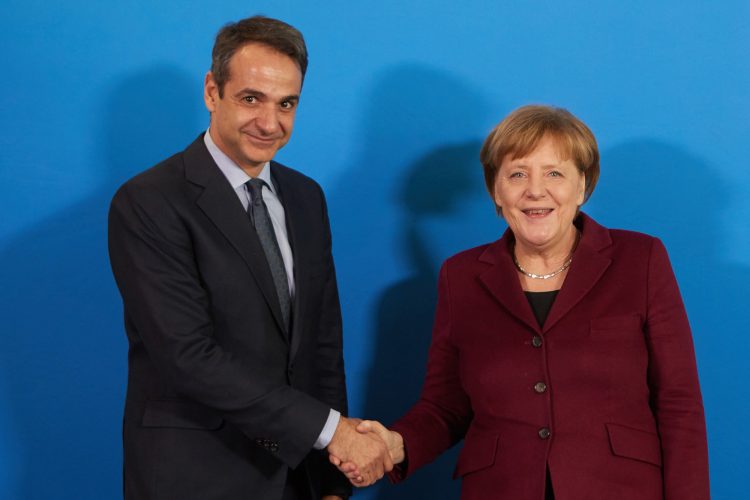 Ο πρόεδρος της Νέας Δημοκρατίας Κυριάκος Μητσοτάκης ανταλλάσει χειραψία  με την Καγκελάριο της Γερμανίας  Άγγελα Μέρκελ, κατά τη διάρκεια της συνάντησής τους, τη Δευτέρα 13 Φεβρουαρίου 2017, στα κεντρικά γραφεία του Κόμματος CDU. Διήμερη επίσκεψη  πραγματοποιεί ο  Κυριάκος Μητσοτάκης, στο Βερολίνο, σήμερα και αύριο, όπου θα έχει και τις πρώτες εκτεταμένες, συναντήσεις με την καγκελάριο Άγγελα Μέρκελ και τον υπουργό Οικονομικών Βόλφγκανγκ Σόιμπλε. ΑΠΕ-ΜΠΕ/ΓΡΑΦΕΙΟ ΤΥΠΟΥ ΝΔ/ΔΗΜΗΤΡΗΣ  ΠΑΠΑΜΗΤΣΟΣ
