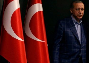 FILE PHOTO: Turkish President Recep Tayyip Erdogan arrives at a news conference in Istanbul, Turkey, April 16, 2017.   REUTERS/Murad Sezer/File Photo - RTS12QPO