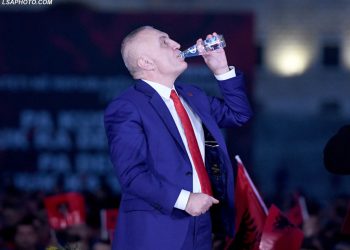 Presidenti, Ilir Meta, duke pire uje ne manifestimin e thirrur prej tij ne Bulevardin "Deshmoret e Kombit", kunder qeverise ne pushtet, ku paralajmeroi se pas 15 marsit, kur te miratohet reforma zgjedhore, do te firmose dekretin per shperndarjen e parlamentit, qe sipas tij eshte ilegjitim. Presidenti Meta, nje ish aleat i koalicionit te Kryeministrit Edi Rama, ka akuzuar kete te fundit per shkelje te kushtetutes dhe perpjekje per te uzurpuar kompetencat e presidentit me qellim kontrollin e emerimeve te gjyqtareve ne gjykaten kushtetuese./r/n/r/nPresident, Ilir Meta, drinks water at an anti-government rally called by him, wherein he announced that after March 15, when the electoral reform is approved, he will sign a decree to dissolve parliament, which is illegitimate, according to him. President Meta, a former coalition ally of Prime Minister Edi Rama has accused the latter of breaching the constitution and trying to usurp the competences of the president with the aim to take control of the appointments of judges in the constitutional court.