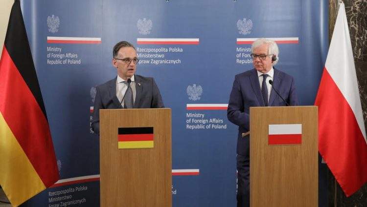 Warszawa, 16.06.2020. Minister spraw zagranicznych RP Jacek Czaputowicz (P) i minister spraw zagranicznych Niemiec Heiko Maas (L) podczas konferencji prasowej po spotkaniu w Ministerstwie Spraw Zagranicznych w Warszawie, 16 bm. (amb) PAP/Pawe³ Supernak