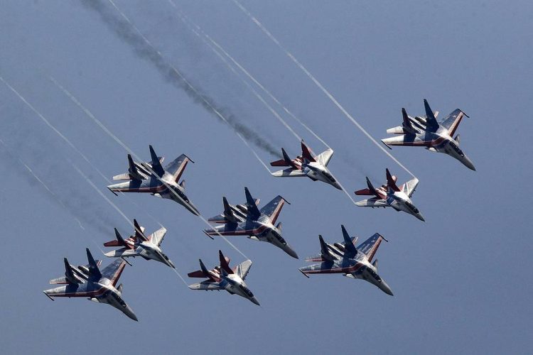 MOSCOW REGION, RUSSIA - JUNE 10, 2020: Mikoyan MiG-29UB fighter jets of the Strizhi [Swifts] aerobatic team and Sukhoi Su-30SM fighter jets of the Russkiye Vityazi [Russian Knights] aerobatic team fly in formation during a rehearsal of a military parade marking the 75th anniversary of the victory over Nazi Germany in World War II in Alabino. Russian President Vladimir Putin has postponed the Victory Day parade to June 24 due to the COVID-19 coronavirus pandemic. Sergei Bobylev/TASS

Ðîññèÿ. Ìîñêîâñêàÿ îáëàñòü. Àâèàãðóïïû "Ñòðèæè" íà ñàìîëåòàõ ÌèÃ-29ÓÁ è "Ðóññêèå Âèòÿçè" íà ñàìîëåòàõ Ñó-30ÑÌ âî âðåìÿ ñîâìåñòíîé òðåíèðîâêè ïåøèõ ðàñ÷åòîâ, ìåõàíèçèðîâàííîé êîëîííû è ïðîëåòà ïàðàäíîãî ñòðîÿ àâèàöèè â Àëàáèíî. Óêàçîì ïðåçèäåíòà ÐÔ Â.Ïóòèíà ïàðàä Ïîáåäû áûë ïåðåíåñåí íà 24 èþíÿ èç-çà ïàíäåìèè êîðîíàâèðóñà. Ñåðãåé Áîáûëåâ/ÒÀÑÑ