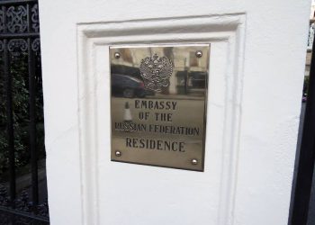 LONDON, UNITED KINGDOM  JANUARY 25, 2018: A plaque by the Russian Embassy. Ilya Dmitryachev/TASS

Âåëèêîáðèòàíèÿ. Ëîíäîí. 31 ÿíâàðÿ 2018. Ó âõîäà íà òåððèòîðèþ ïîñîëüñòâà Ðîññèè â Âåëèêîáðèòàíèè. Èëüÿ Äìèòðÿ÷åâ/ÒÀÑÑ
