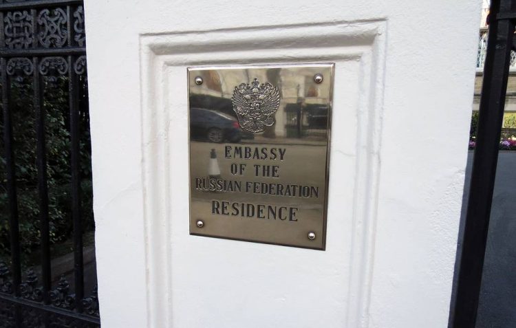 LONDON, UNITED KINGDOM  JANUARY 25, 2018: A plaque by the Russian Embassy. Ilya Dmitryachev/TASS

Âåëèêîáðèòàíèÿ. Ëîíäîí. 31 ÿíâàðÿ 2018. Ó âõîäà íà òåððèòîðèþ ïîñîëüñòâà Ðîññèè â Âåëèêîáðèòàíèè. Èëüÿ Äìèòðÿ÷åâ/ÒÀÑÑ