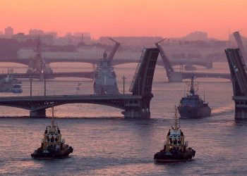 ST PETERSBURG, RUSSIA - JULY 20, 2020: Vessels take part in a rehearsal of the Russian Navy Day parade on the Neva River. Peter Kovalev/TASS

Ðîññèÿ. Ñàíêò-Ïåòåðáóðã. Ñóäà âî âðåìÿ ðåïåòèöèè Ãëàâíîãî âîåííî-ìîðñêîãî ïàðàäà íà ðàññâåòå â àêâàòîðèè Íåâû. Ïåòð Êîâàëåâ/ÒÀÑÑ
