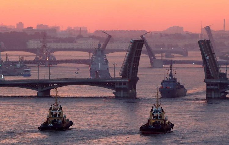 ST PETERSBURG, RUSSIA - JULY 20, 2020: Vessels take part in a rehearsal of the Russian Navy Day parade on the Neva River. Peter Kovalev/TASS
Ðîññèÿ. Ñàíêò-Ïåòåðáóðã. Ñóäà âî âðåìÿ ðåïåòèöèè Ãëàâíîãî âîåííî-ìîðñêîãî ïàðàäà íà ðàññâåòå â àêâàòîðèè Íåâû. Ïåòð Êîâàëåâ/ÒÀÑÑ