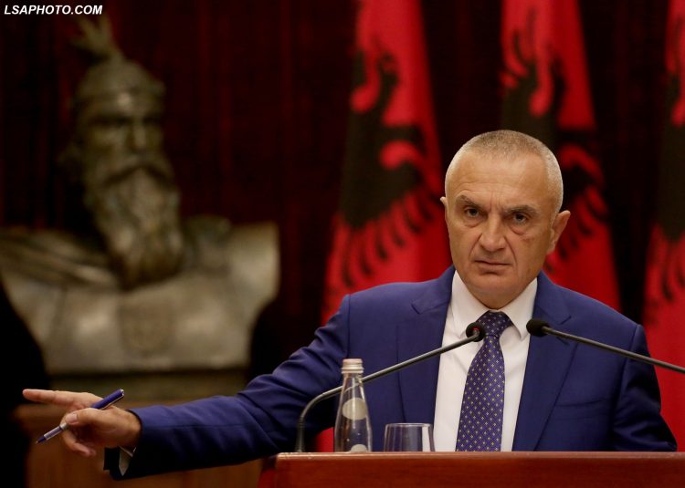 Presidenti Ilir Meta duke folur ne nje konference shtypi ku deklaroi se nuk do te pranoje te shkelet marreveshja e 5 qershorit, pasi per te ndryshimet e njeanshme ne Parlament jane atentat ndaj vendit. Ilir Meta u shpreh se rritja e borxhit te Shqiperise rrezikon dhe falimentimin ekonomik dhe ka shprehur shqetesimin e nje loje te dyfishte nga zyrtare te qeverise./r/n/r/nPresident Ilir Meta, speaks at a press conference where he stated that he will not accept the violation of the June 5 agreement, because for him the unilateral changes in the Parliament are the coups to the country. Ilir Meta said that the increase of Albania's debt risks economic bankruptcy and has expressed the concern of a double game by government officials.