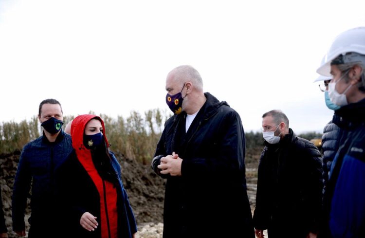 Në Shqipëri është hapur kantieri për ndërtimin e spitalit rajonal të Fierit, i cili do të ndërtohet me mbështetjen financiare të Republikës së Turqisë. Kryeministri i Shqipërisë, Edi Rama, së bashku me ministren e Infrastrukturës dhe Energjisë, Belinda Balluku dhe ministren e Shëndetësisë dhe Mbrojtjes Sociale, Ogerta Manastirliu, vizituan vendin ku do të ndërtohet spitali në Fier, për të ndjekur ecurinë e zbatimit të këtij projekti. ( Kryeministria e Shqipërisë - Anadolu Agency )