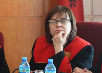 Anetare e Gjykates Kushtetuese Altina Xhoxhaj, gjate nje seance gjyqesore ne Gjykaten Kushtetuese, seanca mes avokateve dhe qeverise per kontributet e sigurimeve shoqerore./r/n/r/nMember of the Constitutional Court, Altina Xhoxhaj, during a hearing in the Constitutional Court.