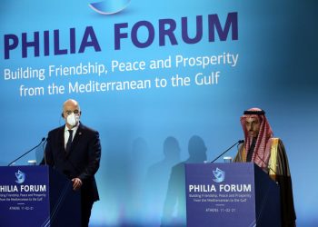 Ο ΥπΕΞ Νίκος Δένδιας (Α) και o ΥπΕΞ της Σαουδικής Αραβίας Faisal bin Farhan al Saud (Δ) κάνουν δηλώσεις στη συνάντηση υπουργών Εξωτερικών Philia Forum, Αθήνα, Πέμπτη 11 Φεβρουαρίου 2021. Με τη συμμετοχή της Αιγύπτου, των Ηνωμένων Αραβικών Εμιράτων, της Κύπρου, του Μπαχρέιν, της Σαουδικής Αραβίας και της Γαλλίας πραγματοποιείται στην Αθήνα η πρώτη συνάντηση υπουργών Εξωτερικών του Φόρουμ Φιλίας («Philia Forum»), που διοργανώνει η χώρα μας στο πλαίσιο της προώθησης και εμπέδωσης των πολυμερών δεσμών φιλίας και συνεργασίας μεταξύ χωρών εταίρων στην ευρύτερη περιοχή που εκτείνεται από τη Μεσόγειο έως τον Κόλπο, θα εξετασθούν οι προοπτικές ενίσχυσης της συνεργασίας σε τομείς κοινού ενδιαφέροντος, συμπεριλαμβανομένων των προσπαθειών αντιμετώπισης της πανδημίας COVID-19, καθώς και οι κοινές προκλήσεις ασφαλείας στην ευρύτερη περιοχή. ΑΠΕ-ΜΠΕ/ΑΠΕ-ΜΠΕ/Αλέξανδρος Μπελτές