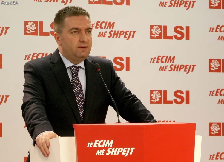 Sekretari i Pergjithshem i LSI, Luan Rama, duke folur gjate nje konference shtypi, ku ka kerkuar nga kryeministri Edi Rama, qe te krijoje nje komision te posacem gjitheperfshires per festimet e 70 vjetorit te Clirimit te Shqiperise nga okupatori nazifashist.