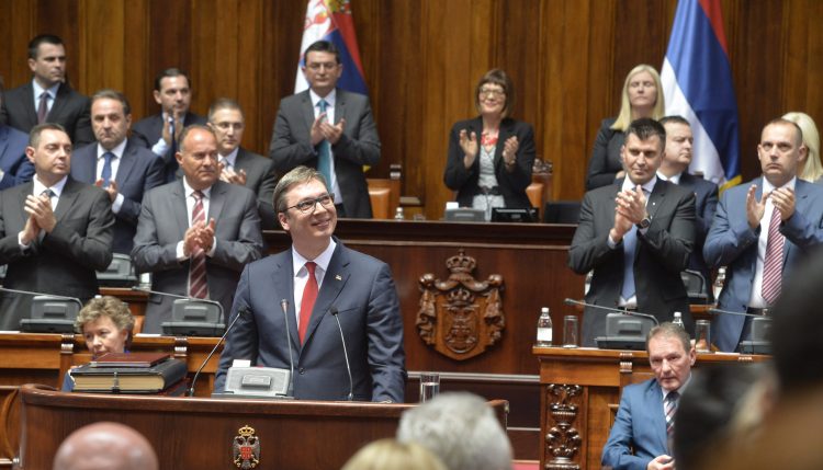 Beograd, 31. maja 2017.-  Aleksandar Vucic (S) polozio je danas zakletvu u Skupstini Srbije i preuzeo duznost predsednika Srbije. Zakletvu je polozio na Ustavu Srbije i Miroslavljevom jevandjelju. FOTO TANJUG/ RADE PRELIC/ nr