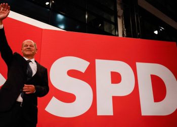 German Finance Minister, Vice-Chancellor and the Social Democrats (SPD) candidate for Chancellor Olaf Scholz waves on stage at the Social Democrats (SPD) headquarters after the estimates were broadcast on TV in Berlin on September 26, 2021 after the German general elections. (Photo by Odd ANDERSEN / AFP)
