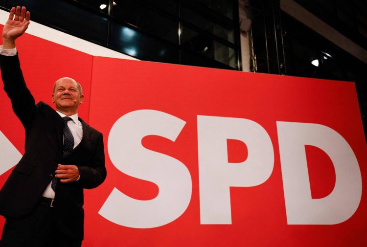 German Finance Minister, Vice-Chancellor and the Social Democrats (SPD) candidate for Chancellor Olaf Scholz waves on stage at the Social Democrats (SPD) headquarters after the estimates were broadcast on TV in Berlin on September 26, 2021 after the German general elections. (Photo by Odd ANDERSEN / AFP)