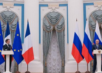 Russian President Vladimir Putin (R) and French President Emmanuel Macron attend a joint press conference after meeting in Moscow, early on February 8, 2022. - International efforts to defuse the standoff over Ukraine intensified with French President holding talks in Moscow and German Chancellor in Washington to coordinate policies as fears of a Russian invasion mount. (Photo by Sergei GUNEYEV / SPUTNIK / AFP)