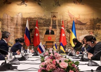 ISTANBUL, TURKEY - MARCH 29, 2022: Turkey's President Recep Tayyip Erdogan (C) attends a round of Russian-Ukrainian talks at the Dolmabahce Palace. Both delegations are to meet face to face for the first time since March 7. With the first round held in the Belarusian city of Gomel on February 28, two more followed in person along with more recent sessions online. On February 24, RussiaТs President Putin announced the start of a special military operation in Ukraine in response to appeals from the leaders of the Donetsk and Lugansk PeopleТs Republic. Sergei Karpukhin/TASS

“урци€. —тамбул. ѕрезидент “урции “айип Ёрдоган (в центре) во врем€ российско-украинских переговоров во дворце ƒолмабахче. ƒелегации –оссии и ”краины проведут новый раунд переговоров в очном формате впервые с 7 марта. ѕервый раунд переговоров состо€лс€ 28 феврал€ в √омельской области Ѕелоруссии. ѕозже прошли еще два очных раунда, а также встречи в онлайн-формате. ѕрезидент –оссии ¬ладимир ѕутин 24 феврал€ объ€вил о проведении военной операции на ”краине в ответ на обращение руководителей республик ƒонбасса о помощи. —ергей  арпухин/“ј——