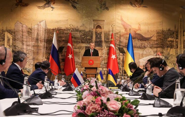 ISTANBUL, TURKEY - MARCH 29, 2022: Turkey's President Recep Tayyip Erdogan (C) attends a round of Russian-Ukrainian talks at the Dolmabahce Palace. Both delegations are to meet face to face for the first time since March 7. With the first round held in the Belarusian city of Gomel on February 28, two more followed in person along with more recent sessions online. On February 24, RussiaТs President Putin announced the start of a special military operation in Ukraine in response to appeals from the leaders of the Donetsk and Lugansk PeopleТs Republic. Sergei Karpukhin/TASS

“урци€. —тамбул. ѕрезидент “урции “айип Ёрдоган (в центре) во врем€ российско-украинских переговоров во дворце ƒолмабахче. ƒелегации –оссии и ”краины проведут новый раунд переговоров в очном формате впервые с 7 марта. ѕервый раунд переговоров состо€лс€ 28 феврал€ в √омельской области Ѕелоруссии. ѕозже прошли еще два очных раунда, а также встречи в онлайн-формате. ѕрезидент –оссии ¬ладимир ѕутин 24 феврал€ объ€вил о проведении военной операции на ”краине в ответ на обращение руководителей республик ƒонбасса о помощи. —ергей  арпухин/“ј——