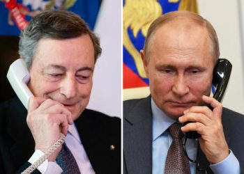 In una combo il presidente del Consiglio Mrio Draghi (e) e il presidente della Federazione Russa, Vladimir Putin parlano al telefono, 1 febbraio 2022. Al centro dei colloqui vi sono stati gli ultimi sviluppi della crisi ucraina e le relazioni bilaterali. Il Presidente Draghi ha sottolineato l'importanza di adoperarsi per una de-escalation delle tensioni alla luce delle gravi conseguenze che avrebbe un inasprimento della crisi. Sono stati concordati un impegno comune per una soluzione sostenibile e durevole della crisi e l'esigenza di ricostruire un clima di fiducia. ANSA