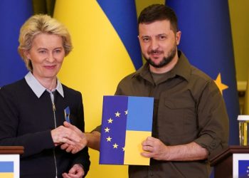 European Commission President Ursula von der Leyen shakes hands with Ukrainian President Volodymyr Zelenskiy as they attend a news conference, as Russia's invasion of Ukraine continues, in Kyiv, Ukraine, April 8, 2022. REUTERS/Janis Laizans