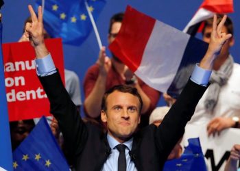 Emmanuel Macron, head of the political movement En Marche! (Onwards!) and candidate for the 2017 presidential election, waves to supporters at the end of a campaign rally in Pau, France, April 12, 2017. REUTERS/Regis Duvignau