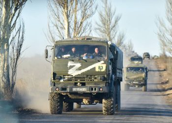 DONETSK PEOPLE'S REPUBLIC - MARCH 22, 2022: Military vehicles march along the road between Volnovakha and Dokuchayevsk. Tensions started heating up in Donbass on February 17, with the Donetsk and Lugansk People's Republics reporting the most intense shellfire from Ukraine in months. Early on February 24, President Putin announced the start of a special military operation by the Russian Armed Forces in response to appeals for help from the leaders of both republics. Nikolai Trishin/TASS

ÄÍÐ. Âîåííàÿ òåõíèêà íà äîðîãå ìåæäó Âîëíîâàõîé è Äîêó÷àåâñêîì. Ñèòóàöèÿ íà ëèíèè ñîïðèêîñíîâåíèÿ â Äîíáàññå îáîñòðèëàñü â ôåâðàëå 2022 ãîäà. Â îòâåò íà îáðàùåíèå ãëàâ ÄÍÐ è ËÍÐ îá îêàçàíèè ïîìîùè âîîðóæåííûå ñèëû ÐÔ ïðîâîäÿò ñïåöèàëüíóþ âîåííóþ îïåðàöèþ íà Óêðàèíå. Íèêîëàé Òðèøèí/ÒÀÑÑ