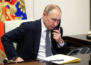 MOSCOW REGION, RUSSIA - DECEMBER 15, 2021: Russia's President Vladimir Putin speaks on the phone with 13 year-old Tatyana Trotsenko of Russia's Stavropol Territory. Her wish to attend a performance of the Swan Lake ballet at the Mariinsky Theatre, was fulfilled by the president as part of the Yolka Zhelany [Christmas Tree of Wishes] campaign. Mikhail Metzel/POOL/TASS

Ðîññèÿ. Ìîñêîâñêàÿ îáëàñòü. Ïðåçèäåíò ÐÔ Âëàäèìèð Ïóòèí ïî òåëåôîíó ïîîáùàëñÿ ñ 13-ëåòíåé Òàòüÿíîé Òðîöåíêî èç Ñòàâðîïîëüñêîãî êðàÿ. Áëàãîäàðÿ ó÷àñòèþ ïðåçèäåíòà ÐÔ âî Âñåðîññèéñêîé àêöèè "Åëêà æåëàíèé" äåâî÷êà ïîáûâàëà íà áàëåòå "Ëåáåäèíîå îçåðî" â Ìàðèèíñêîì òåàòðå. Ìèõàèë Ìåòöåëü/POOL/ÒÀÑÑ