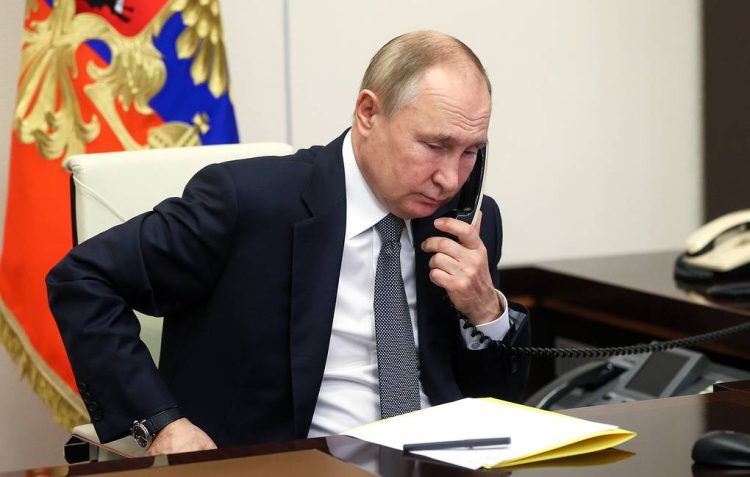 MOSCOW REGION, RUSSIA - DECEMBER 15, 2021: Russia's President Vladimir Putin speaks on the phone with 13 year-old Tatyana Trotsenko of Russia's Stavropol Territory. Her wish to attend a performance of the Swan Lake ballet at the Mariinsky Theatre, was fulfilled by the president as part of the Yolka Zhelany [Christmas Tree of Wishes] campaign. Mikhail Metzel/POOL/TASS

Ðîññèÿ. Ìîñêîâñêàÿ îáëàñòü. Ïðåçèäåíò ÐÔ Âëàäèìèð Ïóòèí ïî òåëåôîíó ïîîáùàëñÿ ñ 13-ëåòíåé Òàòüÿíîé Òðîöåíêî èç Ñòàâðîïîëüñêîãî êðàÿ. Áëàãîäàðÿ ó÷àñòèþ ïðåçèäåíòà ÐÔ âî Âñåðîññèéñêîé àêöèè "Åëêà æåëàíèé" äåâî÷êà ïîáûâàëà íà áàëåòå "Ëåáåäèíîå îçåðî" â Ìàðèèíñêîì òåàòðå. Ìèõàèë Ìåòöåëü/POOL/ÒÀÑÑ