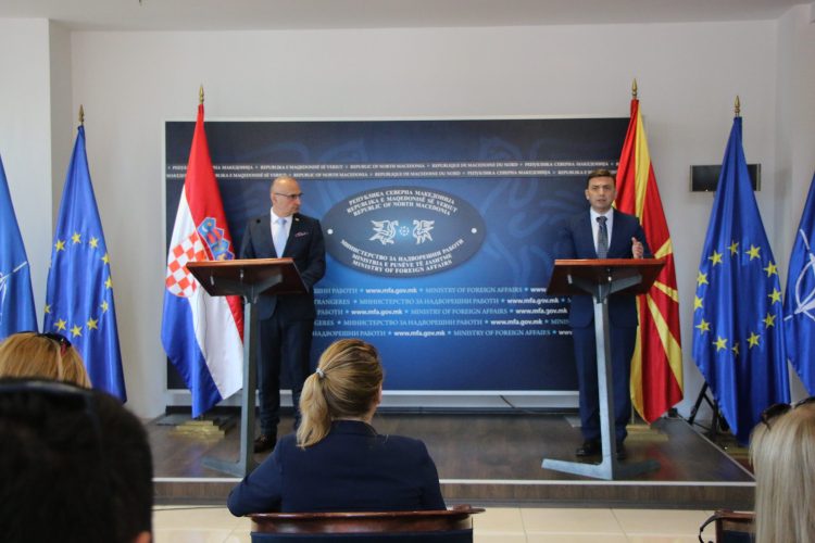 SHKUP (AA) - Maqedonia e Veriut dhe Kroacia nënshkruan Memorandum të Mirëkuptimit në fushën e trajnimit diplomatik, me rastin e 30-vjetorit të vendosjes së marrëdhënieve diplomatike midis dy vendeve. ( Abdula Berisha - Anadolu Agency )