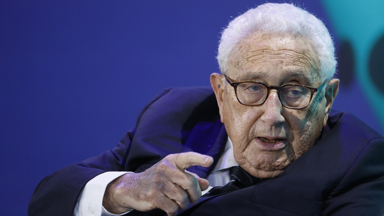 Former U.S. Secretary of State Henry Kissinger speaks at a forum in Singapore, November 6, 2018. /CFP