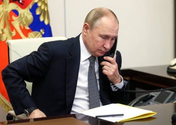 MOSCOW REGION, RUSSIA - DECEMBER 15, 2021: Russia's President Vladimir Putin speaks on the phone with 13 year-old Tatyana Trotsenko of Russia's Stavropol Territory. Her wish to attend a performance of the Swan Lake ballet at the Mariinsky Theatre, was fulfilled by the president as part of the Yolka Zhelany [Christmas Tree of Wishes] campaign. Mikhail Metzel/POOL/TASS

Ðîññèÿ. Ìîñêîâñêàÿ îáëàñòü. Ïðåçèäåíò ÐÔ Âëàäèìèð Ïóòèí ïî òåëåôîíó ïîîáùàëñÿ ñ 13-ëåòíåé Òàòüÿíîé Òðîöåíêî èç Ñòàâðîïîëüñêîãî êðàÿ. Áëàãîäàðÿ ó÷àñòèþ ïðåçèäåíòà ÐÔ âî Âñåðîññèéñêîé àêöèè "Åëêà æåëàíèé" äåâî÷êà ïîáûâàëà íà áàëåòå "Ëåáåäèíîå îçåðî" â Ìàðèèíñêîì òåàòðå. Ìèõàèë Ìåòöåëü/POOL/ÒÀÑÑ