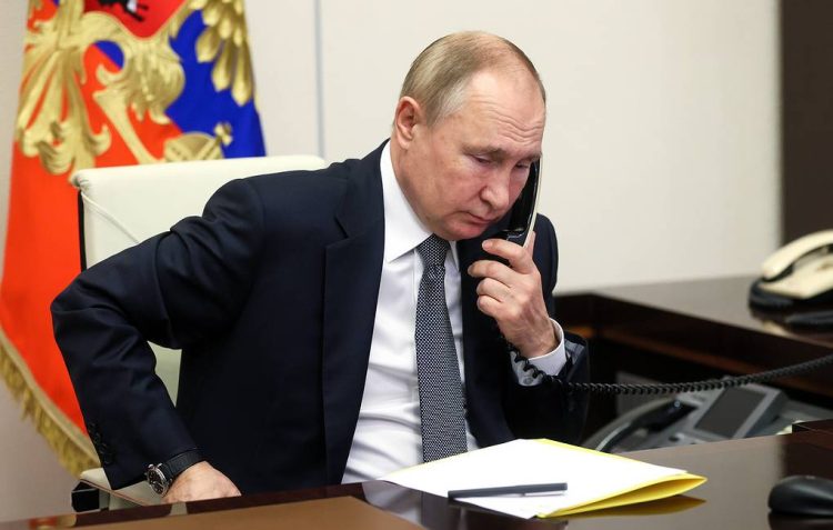 MOSCOW REGION, RUSSIA - DECEMBER 15, 2021: Russia's President Vladimir Putin speaks on the phone with 13 year-old Tatyana Trotsenko of Russia's Stavropol Territory. Her wish to attend a performance of the Swan Lake ballet at the Mariinsky Theatre, was fulfilled by the president as part of the Yolka Zhelany [Christmas Tree of Wishes] campaign. Mikhail Metzel/POOL/TASS

Ðîññèÿ. Ìîñêîâñêàÿ îáëàñòü. Ïðåçèäåíò ÐÔ Âëàäèìèð Ïóòèí ïî òåëåôîíó ïîîáùàëñÿ ñ 13-ëåòíåé Òàòüÿíîé Òðîöåíêî èç Ñòàâðîïîëüñêîãî êðàÿ. Áëàãîäàðÿ ó÷àñòèþ ïðåçèäåíòà ÐÔ âî Âñåðîññèéñêîé àêöèè "Åëêà æåëàíèé" äåâî÷êà ïîáûâàëà íà áàëåòå "Ëåáåäèíîå îçåðî" â Ìàðèèíñêîì òåàòðå. Ìèõàèë Ìåòöåëü/POOL/ÒÀÑÑ