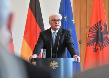 Bundespräsident Frank-Walter Steinmeier äußert sich am 26.09.2017 in Berlin nach einem Gespräch mit dem albanischen Präsidenten Meta gegenüber Journalisten. Foto: Paul Zinken/dpa