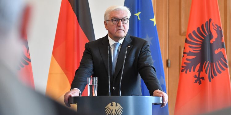 Bundespräsident Frank-Walter Steinmeier äußert sich am 26.09.2017 in Berlin nach einem Gespräch mit dem albanischen Präsidenten Meta gegenüber Journalisten. Foto: Paul Zinken/dpa