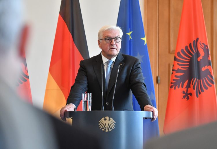 Bundespräsident Frank-Walter Steinmeier äußert sich am 26.09.2017 in Berlin nach einem Gespräch mit dem albanischen Präsidenten Meta gegenüber Journalisten. Foto: Paul Zinken/dpa