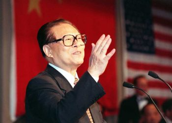 Chinese President Jiang Zemin sings a selection from "Beijing Opera" during  a dinner hosted by the Chinese community of Los Angeles 02 November at a Los Angeles hotel. Jiang concluded a eight-day visit to the US with meetings with business and political leaders in Los Angeles.    AFP PHOTO    Hector MATA (Photo by HECTOR MATA / AFP) (Photo by HECTOR MATA/AFP via Getty Images)