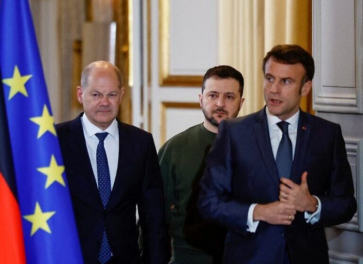 France's President Emmanuel Macron (R), Ukraine's President Volodymyr Zelensky (C) and Germany's Chancellor Olaf Scholz (L) arrive for a joint press conference at the Elysee presidential Palace in Paris on February 8, 2023. - Zelensky made today his first visits to Britain and France since the Russian invasion almost one year ago, pressing his allies for more weaponry and in particular fighter jets. (Photo by SARAH MEYSSONNIER / POOL / AFP)