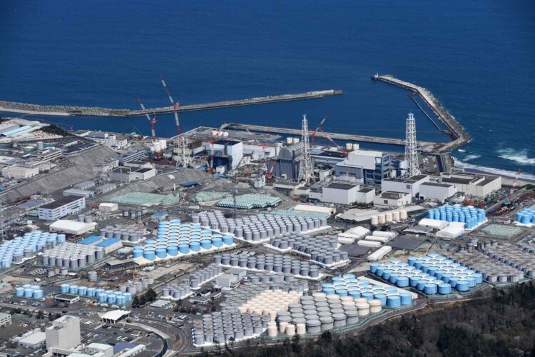 福島第一原発/処理済み汚染水の貯蔵タンクが並ぶ福島第一原発=2021年4月12日、朝日新聞社ヘリから=福島県大熊町