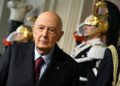 Il presidente emerito, Giorgio Napolitano, al termine dell'incontro con il presidente della Repubblica, Sergio Mattarella, al Quirinale, Roma, 4 aprile 2018.    ANSA/ETTORE FERRARI