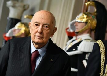 Il presidente emerito, Giorgio Napolitano, al termine dell'incontro con il presidente della Repubblica, Sergio Mattarella, al Quirinale, Roma, 4 aprile 2018.    ANSA/ETTORE FERRARI