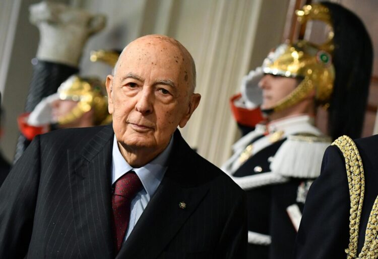 Il presidente emerito, Giorgio Napolitano, al termine dell'incontro con il presidente della Repubblica, Sergio Mattarella, al Quirinale, Roma, 4 aprile 2018.    ANSA/ETTORE FERRARI