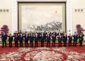 新华社照片，北京，2023年10月18日
    习近平出席第三届“一带一路”国际合作高峰论坛开幕式并发表主旨演讲
    10月18日，国家主席习近平在北京人民大会堂出席第三届“一带一路”国际合作高峰论坛开幕式并发表主旨演讲。这是习近平同国际贵宾集体合影。
    新华社记者 黄敬文 摄