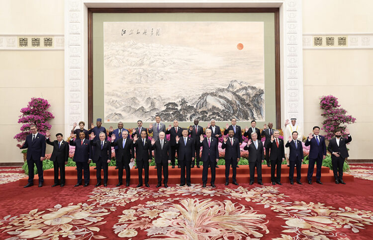 新华社照片,北京,2023年10月18日
习近平出席第三届“一带一路”国际合作高峰论坛开幕式并发表主旨演讲
10月18日,国家主席习近平在北京人民大会堂出席第三届“一带一路”国际合作高峰论坛开幕式并发表主旨演讲。这是习近平同国际贵宾集体合影。
新华社记者 黄敬文 摄