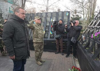 Boris Pistorius (L), Germany's Defence Minister, lays a bouquet of roses at the memorial to the demonstrators killed on the Maidan. Against the backdrop of increasing Russian airstrikes on cities and energy infrastructure in Ukraine, Pistorius has made an unannounced visit to Kiev. Photo: Andreas Stein/dpa